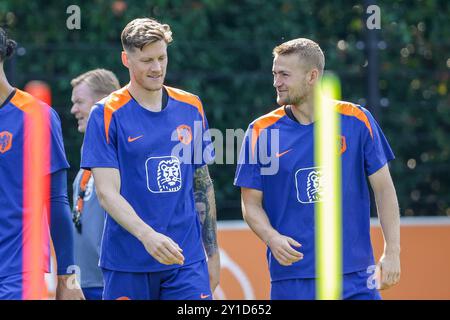 Zeist, pays-Bas. 6 septembre 2024. ZEIST, PAYS-BAS - 6 SEPTEMBRE : Wout Weghorst, des pays-Bas, Stefan de Vrij, des pays-Bas, regarde lors d'une séance d'entraînement de l'équipe néerlandaise de football avant le match de l'UEFA Nations League entre les pays-Bas et la Bosnie-Herzégovine sur le campus KNVB le 6 septembre 2024 à Zeist, pays-Bas. (Photo de Broer van den Boom/Orange Pictures) crédit : dpa/Alamy Live News Banque D'Images