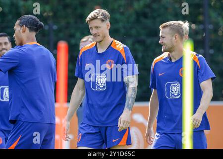 Zeist, pays-Bas. 6 septembre 2024. ZEIST, PAYS-BAS - 6 SEPTEMBRE : Wout Weghorst, des pays-Bas, Stefan de Vrij, des pays-Bas, regarde lors d'une séance d'entraînement de l'équipe néerlandaise de football avant le match de l'UEFA Nations League entre les pays-Bas et la Bosnie-Herzégovine sur le campus KNVB le 6 septembre 2024 à Zeist, pays-Bas. (Photo de Broer van den Boom/Orange Pictures) crédit : dpa/Alamy Live News Banque D'Images