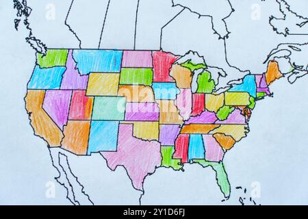 Carte dessinée des États-Unis. Carte colorée de l'Amérique pour les enfants avec des crayons. Illustration de haute qualité Banque D'Images