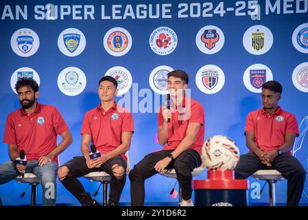 Kolkata, Inde. 05th Sep, 2024. Six équipes de football de la Super League indienne ont rencontré des représentants des médias le 4 septembre 2024 dans un hôtel de luxe à Kolkata sur le programme d'interaction avec les médias juste avant la prochaine saison ISL 11 (2024-25). Khalid Ahmed Jamil, entraîneur-chef du Jamshedpur FC avec ses joueurs d'équipe lors de la conférence de presse. (Photo par Amlan Biswas/Pacific Press) crédit : Pacific Press Media production Corp./Alamy Live News Banque D'Images