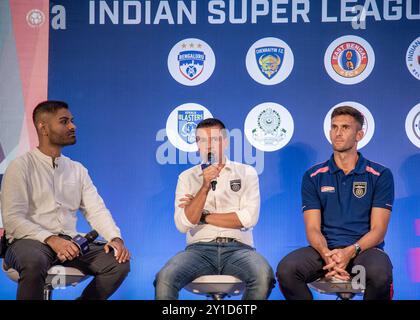 Kolkata, Inde. 05th Sep, 2024. Six équipes de football de la Super League indienne ont rencontré des personnes des médias le 4 septembre 2024 dans un hôtel de luxe à Kolkata sur le programme d'interaction avec les médias juste avant la prochaine saison ISL 11 (2024-25). L'entraîneur-chef de l'Odisha FC Sergio Lobera avec ses joueurs d'équipe lors de la conférence de presse. (Photo par Amlan Biswas/Pacific Press) crédit : Pacific Press Media production Corp./Alamy Live News Banque D'Images