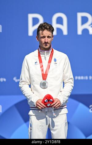 Paris, France. 06 septembre 2024. Kevin le Cunff, de l'équipe France, pose avec sa médaille d'argent lors de la cérémonie de remise des médailles pour la course sur route C4-5 masculine le jour neuf des Jeux paralympiques d'été de Paris 2024, le 6 septembre 2024 à Paris, France. Photo de Tomas Stevens/ABACAPRESS. COM Credit : Abaca Press/Alamy Live News Banque D'Images