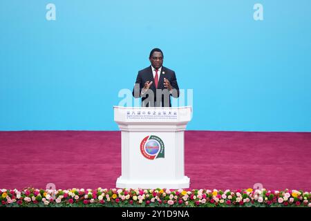 Pékin, Chine. 6 septembre 2024. Le président zambien Hakainde Hichilema prononce un discours lors de la cérémonie d'ouverture de la huitième Conférence des entrepreneurs chinois et africains au Centre national de congrès de Chine à Beijing, capitale de la Chine, le 6 septembre 2024. Crédit : Chen Yehua/Xinhua/Alamy Live News Banque D'Images