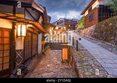Magome, Japon le long du Nakasendo au crépuscule. Banque D'Images