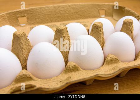 Gros plan d'œufs élevés en plein air dans un carton d'œufs Banque D'Images