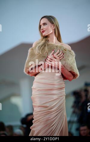 Angelina jolie assiste à un tapis rouge pour 'Maria' lors du 81e Festival international du film de Venise le 29 août 2024 à Venise, en Italie Banque D'Images