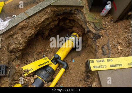 Eton, Royaume-Uni. 6 septembre 2024. Les entrepreneurs du réseau de gaz travaillant pour Cadent restent à Eton High Street, Eton, Windsor, Berkshire, évacuant l'eau des conduites de gaz à la suite d'un prétendu éclatement d'une conduite d'eau de la Tamise. De nombreux ménages de la rue Eton High n'ont plus d'approvisionnement en gaz depuis le début de la semaine. Les cadents conseillent aux ménages de ne pas essayer d'allumer leurs approvisionnements en gaz jusqu'à ce qu'un ingénieur cadent ait visité leurs maisons. Plus de 12 000 litres d'eau ont été pompés jusqu'à présent, mais il reste encore de l'eau dans les conduites de gaz. Plus de 30 ingénieurs et membres du personnel d'assistance sont sur place. Une partie d'Eton High Street a Banque D'Images