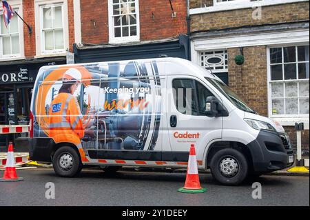 Eton, Royaume-Uni. 6 septembre 2024. Les entrepreneurs du réseau de gaz travaillant pour Cadent restent à Eton High Street, Eton, Windsor, Berkshire, évacuant l'eau des conduites de gaz à la suite d'un prétendu éclatement d'une conduite d'eau de la Tamise. De nombreux ménages de la rue Eton High n'ont plus d'approvisionnement en gaz depuis le début de la semaine. Les cadents conseillent aux ménages de ne pas essayer d'allumer leurs approvisionnements en gaz jusqu'à ce qu'un ingénieur cadent ait visité leurs maisons. Plus de 12 000 litres d'eau ont été pompés jusqu'à présent, mais il reste encore de l'eau dans les conduites de gaz. Plus de 30 ingénieurs et membres du personnel d'assistance sont sur place. Une partie d'Eton High Street a Banque D'Images