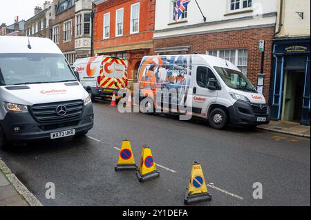 Eton, Royaume-Uni. 6 septembre 2024. Les entrepreneurs du réseau de gaz travaillant pour Cadent restent à Eton High Street, Eton, Windsor, Berkshire, évacuant l'eau des conduites de gaz à la suite d'un prétendu éclatement d'une conduite d'eau de la Tamise. De nombreux ménages de la rue Eton High n'ont plus d'approvisionnement en gaz depuis le début de la semaine. Les cadents conseillent aux ménages de ne pas essayer d'allumer leurs approvisionnements en gaz jusqu'à ce qu'un ingénieur cadent ait visité leurs maisons. Plus de 12 000 litres d'eau ont été pompés jusqu'à présent, mais il reste encore de l'eau dans les conduites de gaz. Plus de 30 ingénieurs et membres du personnel d'assistance sont sur place. Une partie d'Eton High Street a Banque D'Images