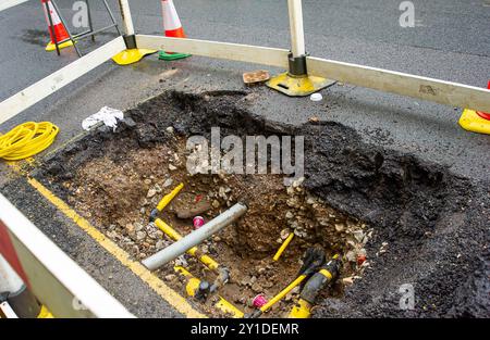 Eton, Royaume-Uni. 6 septembre 2024. Les entrepreneurs du réseau de gaz travaillant pour Cadent restent à Eton High Street, Eton, Windsor, Berkshire, évacuant l'eau des conduites de gaz à la suite d'un prétendu éclatement d'une conduite d'eau de la Tamise. De nombreux ménages de la rue Eton High n'ont plus d'approvisionnement en gaz depuis le début de la semaine. Les cadents conseillent aux ménages de ne pas essayer d'allumer leurs approvisionnements en gaz jusqu'à ce qu'un ingénieur cadent ait visité leurs maisons. Plus de 12 000 litres d'eau ont été pompés jusqu'à présent, mais il reste encore de l'eau dans les conduites de gaz. Plus de 30 ingénieurs et membres du personnel d'assistance sont sur place. Une partie d'Eton High Street a Banque D'Images