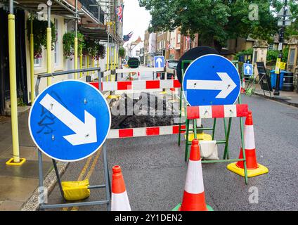 Eton, Royaume-Uni. 6 septembre 2024. Les entrepreneurs du réseau de gaz travaillant pour Cadent restent à Eton High Street, Eton, Windsor, Berkshire, évacuant l'eau des conduites de gaz à la suite d'un prétendu éclatement d'une conduite d'eau de la Tamise. De nombreux ménages de la rue Eton High n'ont plus d'approvisionnement en gaz depuis le début de la semaine. Les cadents conseillent aux ménages de ne pas essayer d'allumer leurs approvisionnements en gaz jusqu'à ce qu'un ingénieur cadent ait visité leurs maisons. Plus de 12 000 litres d'eau ont été pompés jusqu'à présent, mais il reste encore de l'eau dans les conduites de gaz. Plus de 30 ingénieurs et membres du personnel d'assistance sont sur place. Une partie d'Eton High Street a Banque D'Images