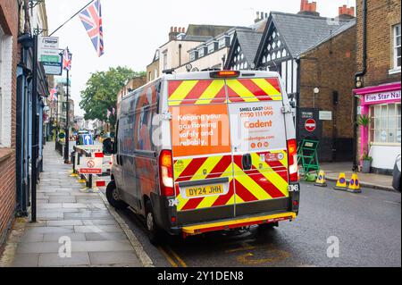 Eton, Royaume-Uni. 6 septembre 2024. Les entrepreneurs du réseau de gaz travaillant pour Cadent restent à Eton High Street, Eton, Windsor, Berkshire, évacuant l'eau des conduites de gaz à la suite d'un prétendu éclatement d'une conduite d'eau de la Tamise. De nombreux ménages de la rue Eton High n'ont plus d'approvisionnement en gaz depuis le début de la semaine. Les cadents conseillent aux ménages de ne pas essayer d'allumer leurs approvisionnements en gaz jusqu'à ce qu'un ingénieur cadent ait visité leurs maisons. Plus de 12 000 litres d'eau ont été pompés jusqu'à présent, mais il reste encore de l'eau dans les conduites de gaz. Plus de 30 ingénieurs et membres du personnel d'assistance sont sur place. Une partie d'Eton High Street a Banque D'Images