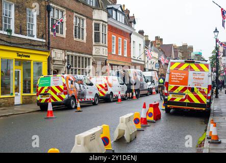 Eton, Royaume-Uni. 6 septembre 2024. Les entrepreneurs du réseau de gaz travaillant pour Cadent restent à Eton High Street, Eton, Windsor, Berkshire, évacuant l'eau des conduites de gaz à la suite d'un prétendu éclatement d'une conduite d'eau de la Tamise. De nombreux ménages de la rue Eton High n'ont plus d'approvisionnement en gaz depuis le début de la semaine. Les cadents conseillent aux ménages de ne pas essayer d'allumer leurs approvisionnements en gaz jusqu'à ce qu'un ingénieur cadent ait visité leurs maisons. Plus de 12 000 litres d'eau ont été pompés jusqu'à présent, mais il reste encore de l'eau dans les conduites de gaz. Plus de 30 ingénieurs et membres du personnel d'assistance sont sur place. Une partie d'Eton High Street a Banque D'Images