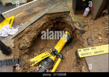 Eton, Royaume-Uni. 6 septembre 2024. Les entrepreneurs du réseau de gaz travaillant pour Cadent restent à Eton High Street, Eton, Windsor, Berkshire, évacuant l'eau des conduites de gaz à la suite d'un prétendu éclatement d'une conduite d'eau de la Tamise. De nombreux ménages de la rue Eton High n'ont plus d'approvisionnement en gaz depuis le début de la semaine. Les cadents conseillent aux ménages de ne pas essayer d'allumer leurs approvisionnements en gaz jusqu'à ce qu'un ingénieur cadent ait visité leurs maisons. Plus de 12 000 litres d'eau ont été pompés jusqu'à présent, mais il reste encore de l'eau dans les conduites de gaz. Plus de 30 ingénieurs et membres du personnel d'assistance sont sur place. Une partie d'Eton High Street a Banque D'Images