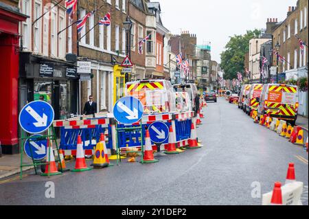 Eton, Royaume-Uni. 6 septembre 2024. Les entrepreneurs du réseau de gaz travaillant pour Cadent restent à Eton High Street, Eton, Windsor, Berkshire, évacuant l'eau des conduites de gaz à la suite d'un prétendu éclatement d'une conduite d'eau de la Tamise. De nombreux ménages de la rue Eton High n'ont plus d'approvisionnement en gaz depuis le début de la semaine. Les cadents conseillent aux ménages de ne pas essayer d'allumer leurs approvisionnements en gaz jusqu'à ce qu'un ingénieur cadent ait visité leurs maisons. Plus de 12 000 litres d'eau ont été pompés jusqu'à présent, mais il reste encore de l'eau dans les conduites de gaz. Plus de 30 ingénieurs et membres du personnel d'assistance sont sur place. Une partie d'Eton High Street a Banque D'Images