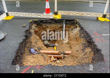 Eton, Royaume-Uni. 6 septembre 2024. Les entrepreneurs du réseau de gaz travaillant pour Cadent restent à Eton High Street, Eton, Windsor, Berkshire, évacuant l'eau des conduites de gaz à la suite d'un prétendu éclatement d'une conduite d'eau de la Tamise. De nombreux ménages de la rue Eton High n'ont plus d'approvisionnement en gaz depuis le début de la semaine. Les cadents conseillent aux ménages de ne pas essayer d'allumer leurs approvisionnements en gaz jusqu'à ce qu'un ingénieur cadent ait visité leurs maisons. Plus de 12 000 litres d'eau ont été pompés jusqu'à présent, mais il reste encore de l'eau dans les conduites de gaz. Plus de 30 ingénieurs et membres du personnel d'assistance sont sur place. Une partie d'Eton High Street a Banque D'Images