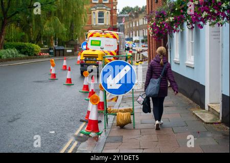 Eton, Royaume-Uni. 6 septembre 2024. Les entrepreneurs du réseau de gaz travaillant pour Cadent restent à Eton High Street, Eton, Windsor, Berkshire, évacuant l'eau des conduites de gaz à la suite d'un prétendu éclatement d'une conduite d'eau de la Tamise. De nombreux ménages de la rue Eton High n'ont plus d'approvisionnement en gaz depuis le début de la semaine. Les cadents conseillent aux ménages de ne pas essayer d'allumer leurs approvisionnements en gaz jusqu'à ce qu'un ingénieur cadent ait visité leurs maisons. Plus de 12 000 litres d'eau ont été pompés jusqu'à présent, mais il reste encore de l'eau dans les conduites de gaz. Plus de 30 ingénieurs et membres du personnel d'assistance sont sur place. Une partie d'Eton High Street a Banque D'Images