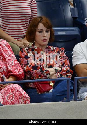 Flushing NY, États-Unis. 05th Sep, 2024. **PAS DE JOURNAUX de New York** Molly Ringwald est vue regarder Aryna Sabalenka vs Emma Navarro pendant la demi-finale sur le stade Arthur Ashe au Centre National de Tennis de l'USTA Billie Jean King le 5 septembre 2024 à Flushing Queens. Crédit : Mpi04/Media Punch/Alamy Live News Banque D'Images