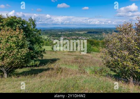 Vue sur le village pittoresque de Washington depuis Chanctonbury Hill dans le parc national de South Downs, W Sussex, Royaume-Uni. Banque D'Images