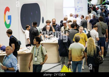 Berlin, Allemagne. 06 septembre 2024. De nombreux visiteurs traversent le hall d'exposition lors de la première journée publique de la Foire internationale de l'électronique grand public IFA 2024 au centre des expositions de Berlin. Environ 1 800 exposants et plus de 180 000 visiteurs sont attendus au 100e anniversaire du salon leader de l’électronique grand public et de l’électroménager du 6 au 10 septembre 2024. Crédit : Carsten Koall/dpa/Alamy Live News Banque D'Images