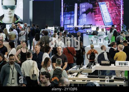 Berlin, Allemagne. 06 septembre 2024. De nombreux visiteurs traversent le hall d'exposition lors de la première journée publique de la Foire internationale de l'électronique grand public IFA 2024 au centre des expositions de Berlin. Environ 1 800 exposants et plus de 180 000 visiteurs sont attendus au 100e anniversaire du salon leader de l’électronique grand public et de l’électroménager du 6 au 10 septembre 2024. Crédit : Carsten Koall/dpa/Alamy Live News Banque D'Images