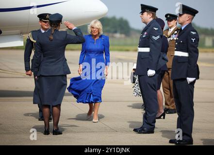 La reine Camilla, Commodore honoraire de l’Air, lors de sa visite à RAF Leeming, Northallerton, pour rencontrer le personnel de service et leurs familles et en apprendre davantage sur le soutien social qui leur est offert. Date de la photo : vendredi 6 septembre 2024. Banque D'Images