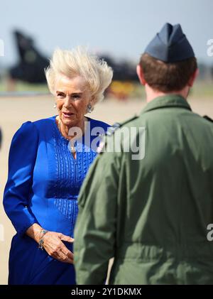 La reine Camilla, Commodore honoraire de l’Air, lors de sa visite à RAF Leeming, Northallerton, pour rencontrer le personnel de service et leurs familles et en apprendre davantage sur le soutien social qui leur est offert. Date de la photo : vendredi 6 septembre 2024. Banque D'Images