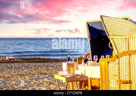 Dîner aux chandelles à la plage de la mer Baltique Banque D'Images