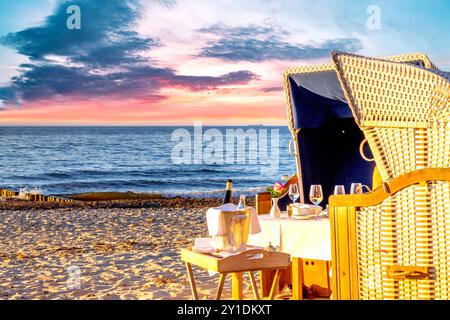 Dîner aux chandelles à la plage de la mer Baltique Banque D'Images