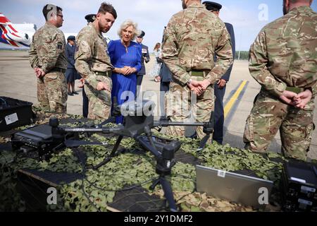 La reine Camilla, commodore honoraire de l'Air, examine l'équipement de surveillance des drones, lors de sa visite à RAF Leeming, Northallerton. Date de la photo : vendredi 6 septembre 2024. Banque D'Images