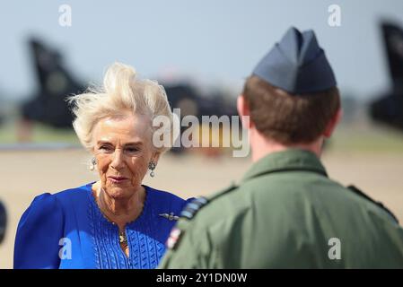 La reine Camilla, Commodore honoraire de l’Air, lors de sa visite à RAF Leeming, Northallerton, pour rencontrer le personnel de service et leurs familles et en apprendre davantage sur le soutien social qui leur est offert. Date de la photo : vendredi 6 septembre 2024. Banque D'Images