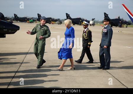 La reine Camilla, Commodore honoraire de l'Air, lors de sa visite à la RAF Leeming, Northallerton. Date de la photo : vendredi 6 septembre 2024. Banque D'Images