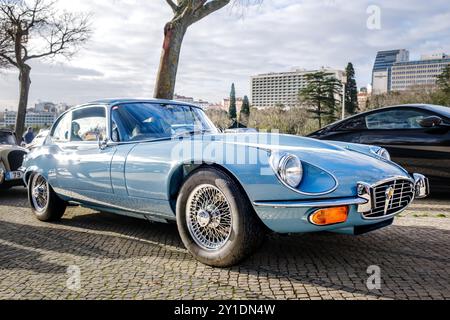 Lisbonne, Portugal - 20 janvier 2024 : un coupé classique de Jaguar type E-type série 3 bleu clair avec des détails chromés stationné sur un chemin pavé près de Green Park. Banque D'Images