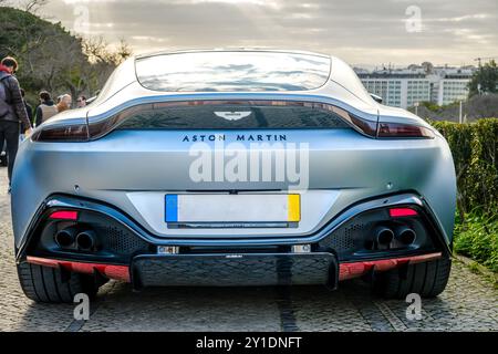 Lisbonne, Portugal - 20 janvier 2024 : vue arrière du roadster Aston Martin Vantage V8 2018 de luxe garé sur une route pavée, carrosserie bleue, voiture de sport unique Banque D'Images