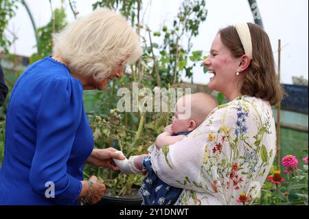 La reine Camilla, Commodore honoraire de l’Air, rencontre une bénévole dans l’allotissement lors de sa visite à RAF Leeming, Northallerton, pour rencontrer le personnel de service et leurs familles et en apprendre davantage sur le soutien social qui leur est offert. Date de la photo : vendredi 6 septembre 2024. Banque D'Images