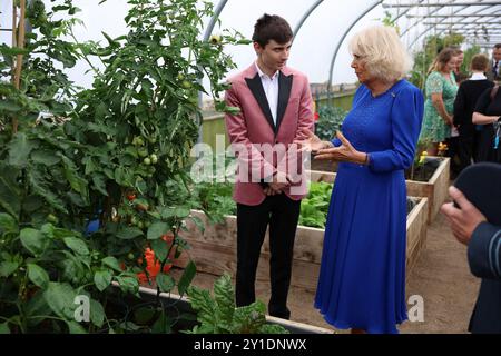 La reine Camilla, Commodore honoraire de l’Air, rencontre une bénévole dans l’allotissement lors de sa visite à RAF Leeming, Northallerton, pour rencontrer le personnel de service et leurs familles et en apprendre davantage sur le soutien social qui leur est offert. Date de la photo : vendredi 6 septembre 2024. Banque D'Images