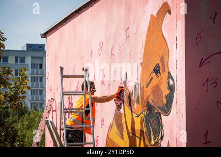 Mlada Boleslav, République tchèque. 06 septembre 2024. Événement Streetart unique Mesto=Galerie (ville=Galerie) avec des interventions dans l'espace public, avec graffiti, streetart, ateliers et amusement à Mlada Boleslav, République tchèque, le 6 septembre 2024. Peinture de l'artiste tchèque Toy Box à Mlada Boleslav, République tchèque. Crédit : Radek Petrasek/CTK photo/Alamy Live News Banque D'Images