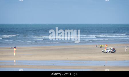 Véhicule de sauveteur RNLI et drapeaux sur la plage de Westward Ho dans le Devon, Royaume-Uni, le 3 septembre 2024 Banque D'Images