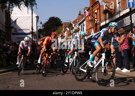 Le peloton passe par Southwell lors de la quatrième étape du Lloyds Bank Tour of Britain Men 2024 de Derby à Newark-on-Trent. Date de la photo : vendredi 6 septembre 2024. Banque D'Images