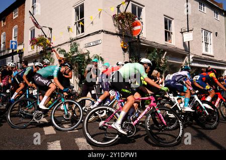 Le peloton passe par Southwell lors de la quatrième étape du Lloyds Bank Tour of Britain Men 2024 de Derby à Newark-on-Trent. Date de la photo : vendredi 6 septembre 2024. Banque D'Images