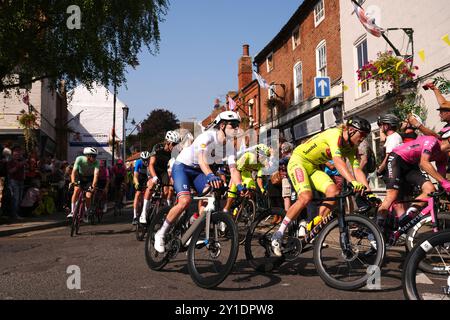 Le peloton passe par Southwell lors de la quatrième étape du Lloyds Bank Tour of Britain Men 2024 de Derby à Newark-on-Trent. Date de la photo : vendredi 6 septembre 2024. Banque D'Images