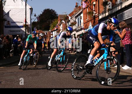 Le peloton passe par Southwell lors de la quatrième étape du Lloyds Bank Tour of Britain Men 2024 de Derby à Newark-on-Trent. Date de la photo : vendredi 6 septembre 2024. Banque D'Images