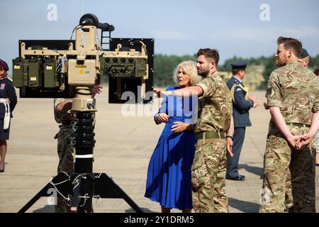 La reine Camilla, commodore honoraire de l’Air, examine l’équipement de contre-drone, lors de sa visite à la RAF Leeming, Northallerton, pour rencontrer le personnel de service et leurs familles et en apprendre davantage sur le soutien social qui leur est offert. Date de la photo : vendredi 6 septembre 2024. Banque D'Images