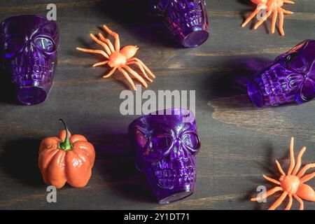 Verres à café violets d'halloween, en forme de crâne, avec décoration orange. Thème Halloween. Banque D'Images