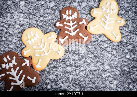 Biscuits au chocolat et à la vanille dans un thème d'Halloween, sur fond gris. Banque D'Images