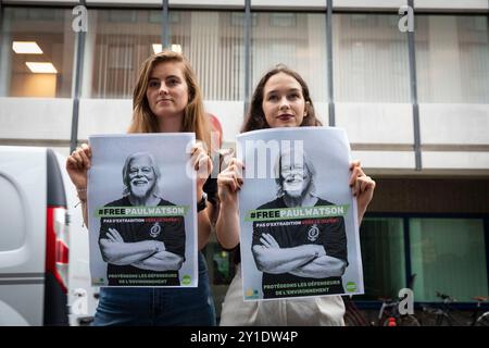 Bruxelles, Belgique. 05th Sep, 2024. Nicolas Landemard/le Pictorium - rassemblement de soutien à Paul Watson devant l'ambassade du Danemark - 05/09/2024 - Belgique/Bruxelles/Bruxelles - plusieurs députés européens se sont réunis aujourd'hui devant l'ambassade du Danemark pour soutenir Paul Watson, fondateur de Sea Shepperd, actuellement poursuivi au Japon et détenu au Danemark. Crédit : LE PICTORIUM/Alamy Live News Banque D'Images