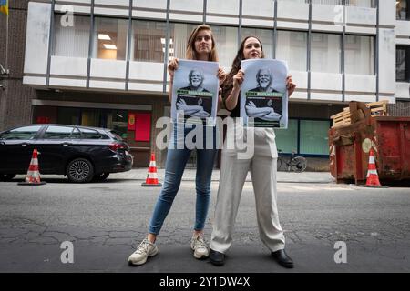 Bruxelles, Belgique. 05th Sep, 2024. Nicolas Landemard/le Pictorium - rassemblement de soutien à Paul Watson devant l'ambassade du Danemark - 05/09/2024 - Belgique/Bruxelles/Bruxelles - plusieurs députés européens se sont réunis aujourd'hui devant l'ambassade du Danemark pour soutenir Paul Watson, fondateur de Sea Shepperd, actuellement poursuivi au Japon et détenu au Danemark. Crédit : LE PICTORIUM/Alamy Live News Banque D'Images