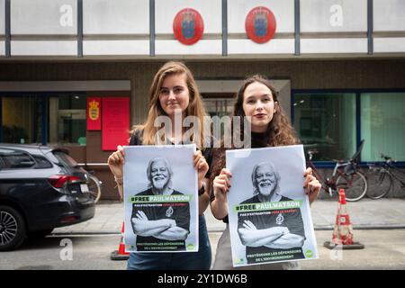 Bruxelles, Belgique. 05th Sep, 2024. Nicolas Landemard/le Pictorium - rassemblement de soutien à Paul Watson devant l'ambassade du Danemark - 05/09/2024 - Belgique/Bruxelles/Bruxelles - plusieurs députés européens se sont réunis aujourd'hui devant l'ambassade du Danemark pour soutenir Paul Watson, fondateur de Sea Shepperd, actuellement poursuivi au Japon et détenu au Danemark. Crédit : LE PICTORIUM/Alamy Live News Banque D'Images