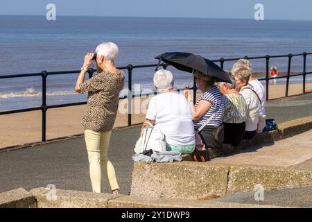 Crosby Liverpool,. 6 septembre 2024. Météo britannique, les températures atteignent 27 °C pour les personnes se rassemblant au Crosby Coastal Park pour l'arrivée du plus grand paquebot du monde, le Queen Mary 2 amarré au Liverpool Cruise terminal Credit ; MediaWorldImages/AlamyLiveNews Banque D'Images