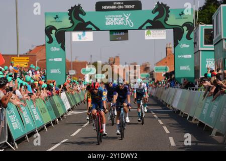 Les coureurs passent la ligne d'arrivée lors de la quatrième étape du Lloyds Bank Tour of Britain Men 2024 de Derby à Newark-on-Trent. Date de la photo : vendredi 6 septembre 2024. Banque D'Images